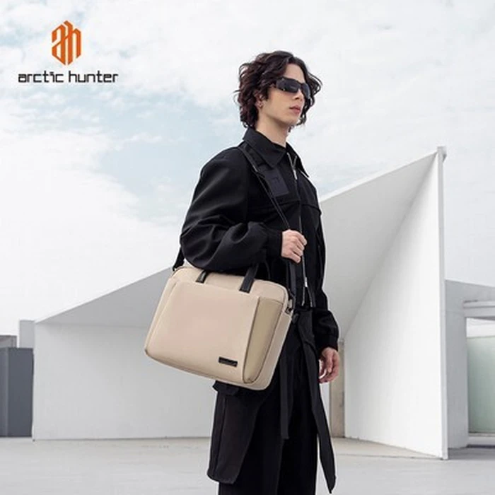 ARCTIC HUNTER Shoulder Bag GWB00848 with 15.6 inch laptop compartment 9L Khaki
