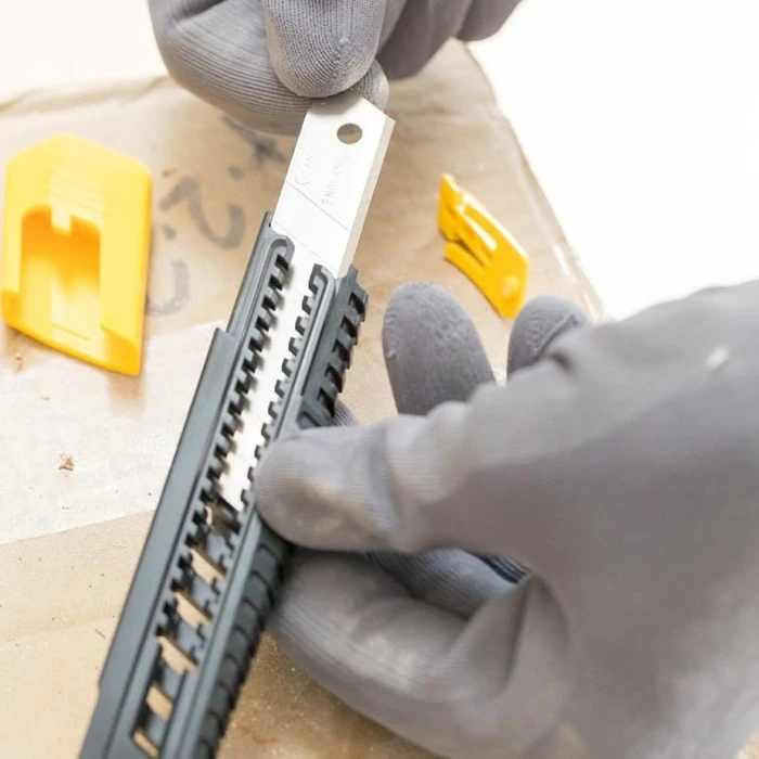 Stanley Folding Utility Knife with Plastic Body, 18 mm Blade – Model 1-10-151
