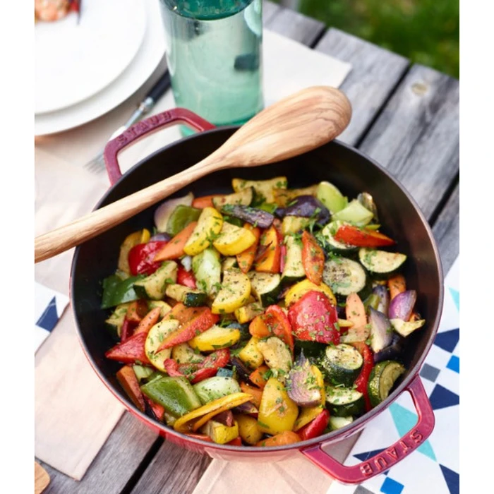 Γάστρα / cocotte Staub Chistera 28 cm από μαντέμι εμαγιέ Cherry Red 3.7 L