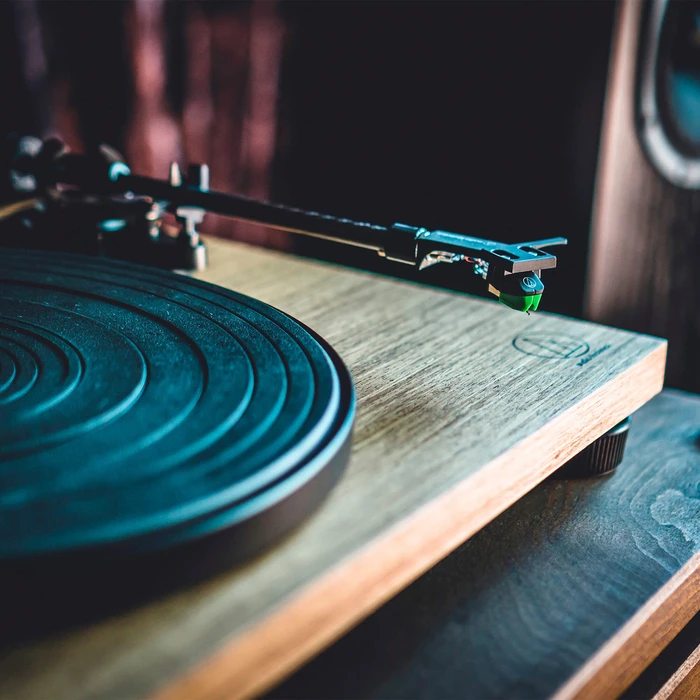 Audio‑Technica AT‑LPW40WN Turntable (Black/Walnut) with Integrated Phono Preamp, Manual Operation
