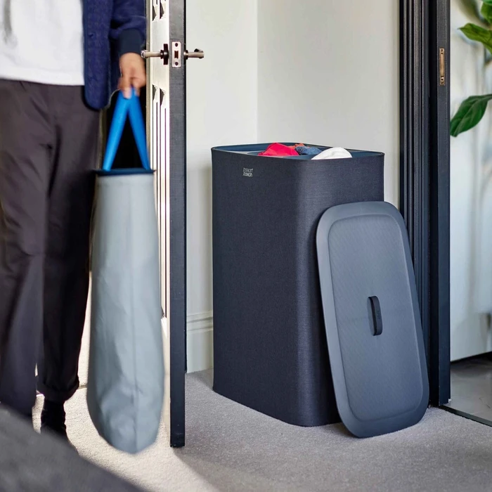 Αξεσουάρ για πλύσιμο, στέγνωμα & σιδέρωμα Joseph Joseph Tota Trio 90L καλάθι διαχωρισμού απλύτων Black με 3 θήκες