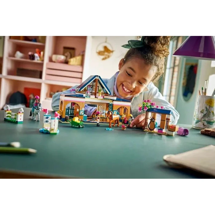 LEGO Friends Σταυλος Αλογων και Ακαδημια Ιππασιας