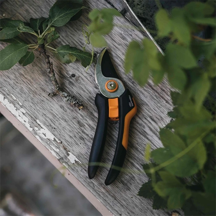 Fiskars Pruning Shears 26 cm – Max Cutting Diameter 20 mm, Model 1057162