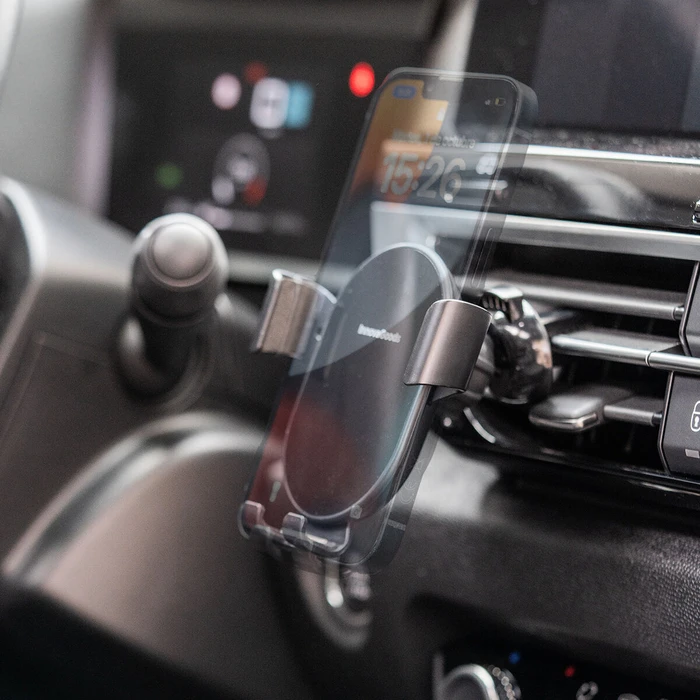 InnovaGoods Chakar Βάση Κινητού Αυτοκινήτου με Ρυθμιζόμενα ʼγκιστρα και Ασύρματη Φόρτιση Μαύρη