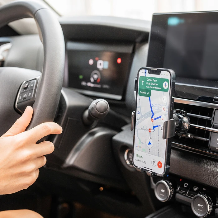 InnovaGoods Chakar Βάση Κινητού Αυτοκινήτου με Ρυθμιζόμενα ʼγκιστρα και Ασύρματη Φόρτιση Μαύρη