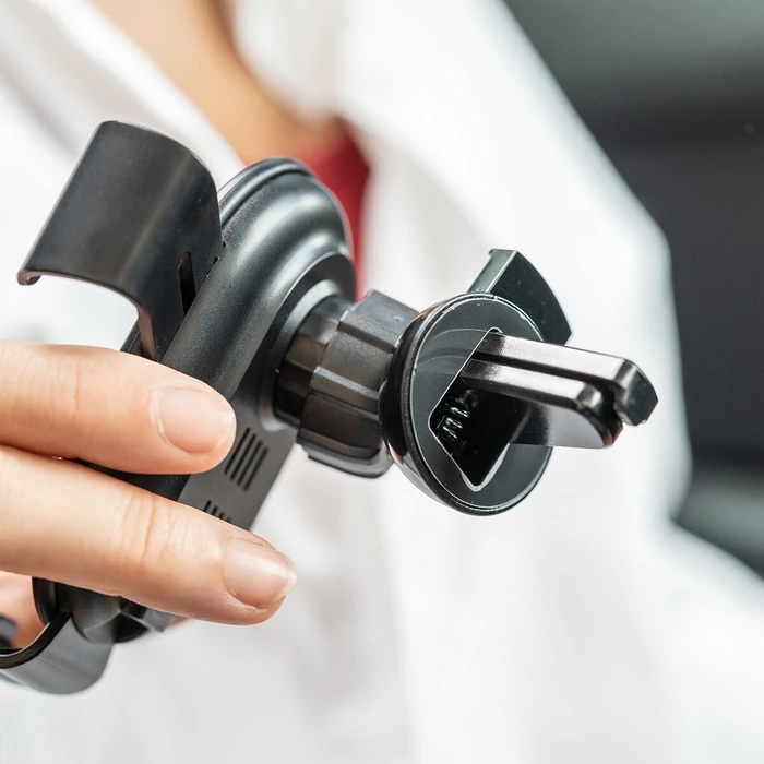 InnovaGoods Chakar Βάση Κινητού Αυτοκινήτου με Ρυθμιζόμενα ʼγκιστρα και Ασύρματη Φόρτιση Μαύρη