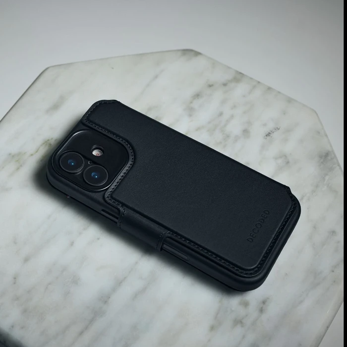 Decoded Αφαιρούμενο Wallet Πορτοφόλι Δερμάτινο / Tempered Glass / Πλαστικό 1.2mm Μαύρο (iPhone 17)