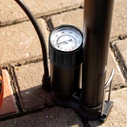 Τρόμπα Ποδηλάτου Deli χειρός DL-QT002 με μανόμετρο, 120PSI, μαύρη