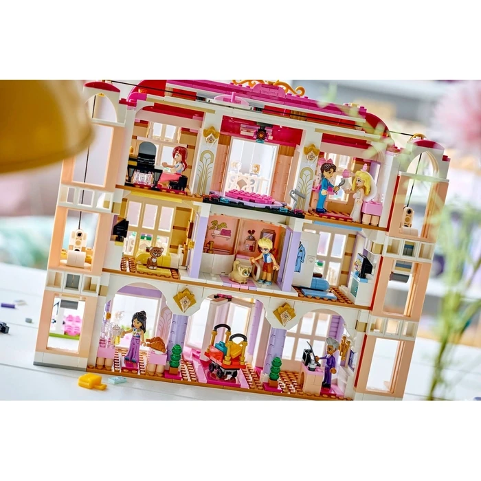 LEGO FRIENDS Grand Hotel από την Heartlake City
