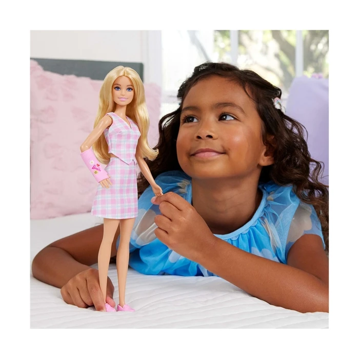 Mattel Barbie Fashionistas Κούκλα Με Ροζ Νάρθηκα Στο Χέρι Και Καρό Τοπ Και Φούστα Ξανθιά