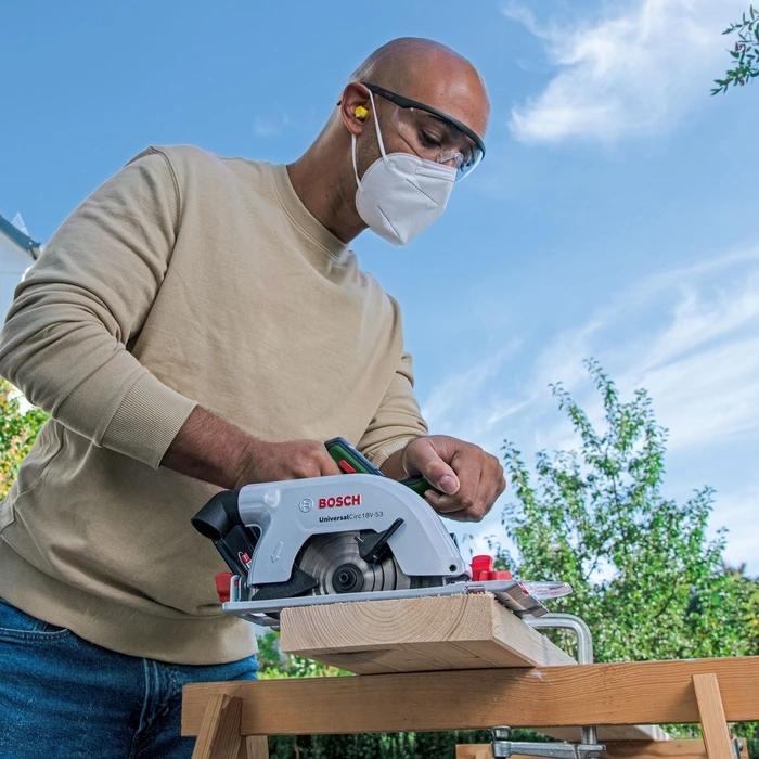 Bosch 06033B1400 18V Cordless Circular Saw Solo with Dust Extraction System (battery not included)