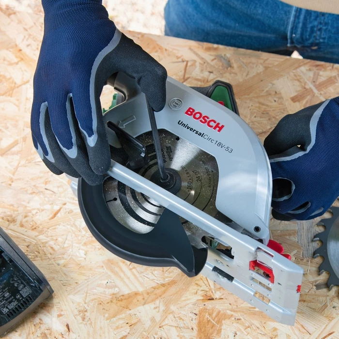 Bosch 06033B1400 18V Cordless Circular Saw Solo with Dust Extraction System (battery not included)