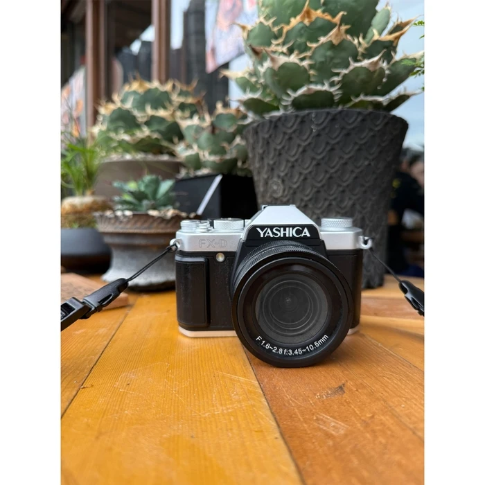 Yashica FX-D 300 Compact Camera 50MP Black