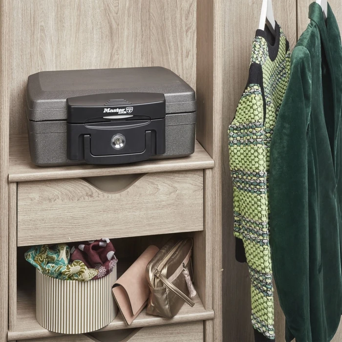 Master Lock Small Security Chest with Key M36.2 x W33 x H15.6 cm, 7.7 kg (Model H0100EURHRO)