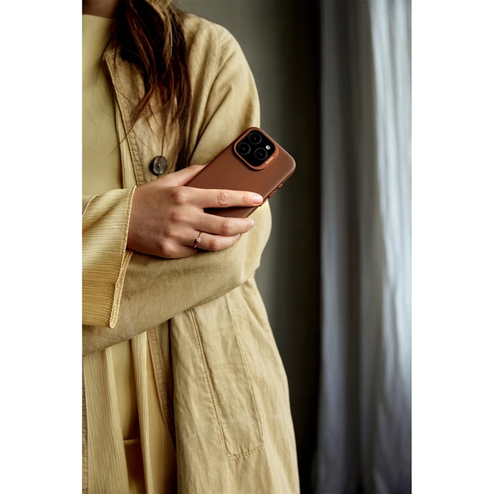 Decoded Δερμάτινη Θήκη Backcover για iPhone 16 Pro Max - Tan