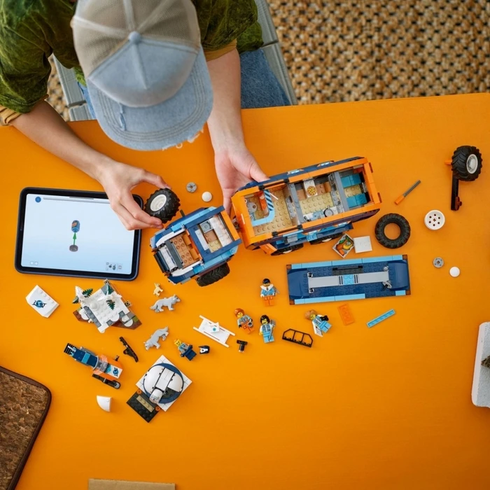 LEGO City 60471 Arctic Explorer's Laboratory Truck