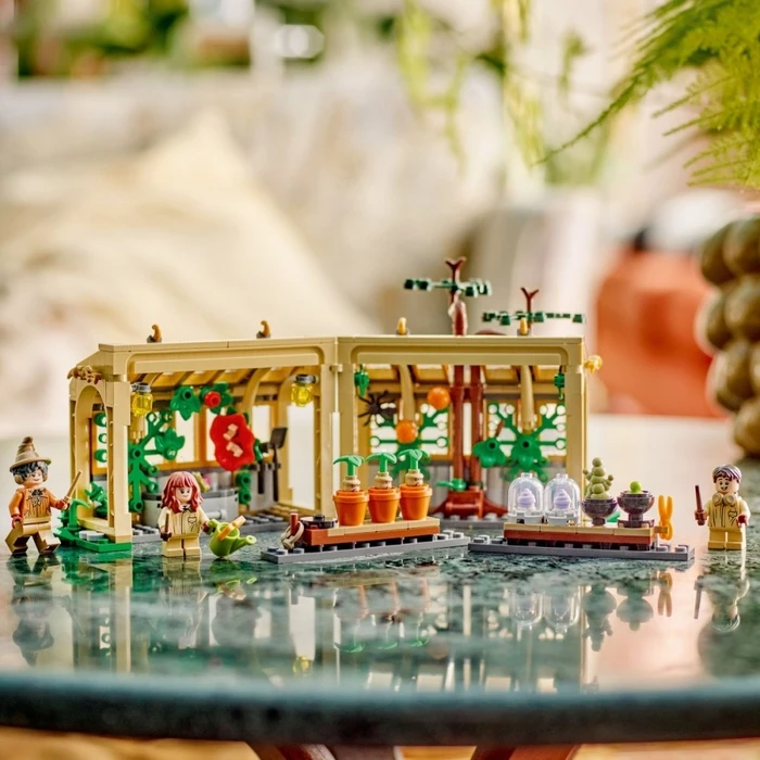 LEGO Harry Potter 76445 Hogwarts Castle: Herbology Class