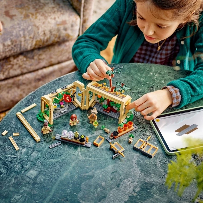 LEGO Harry Potter 76445 Hogwarts Castle: Herbology Class