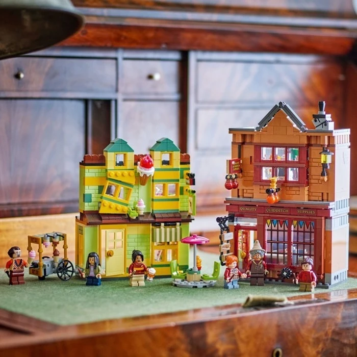 LEGO Harry Potter 76452 Branded Quidditch Equipment and Ice Cream Shop