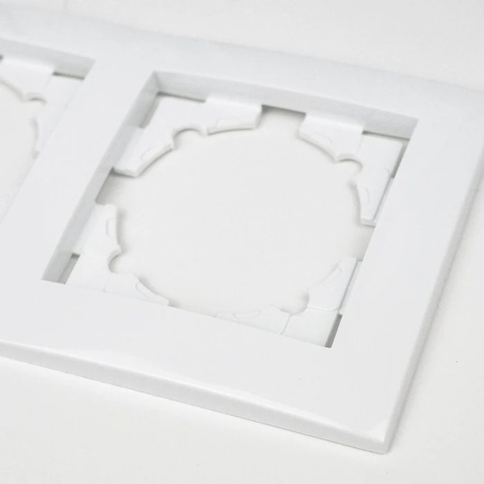 Πλαίσιο Διακόπτη Entac Arnold - Πρίζας 4 Θέσεων Καθέτως Λευκό